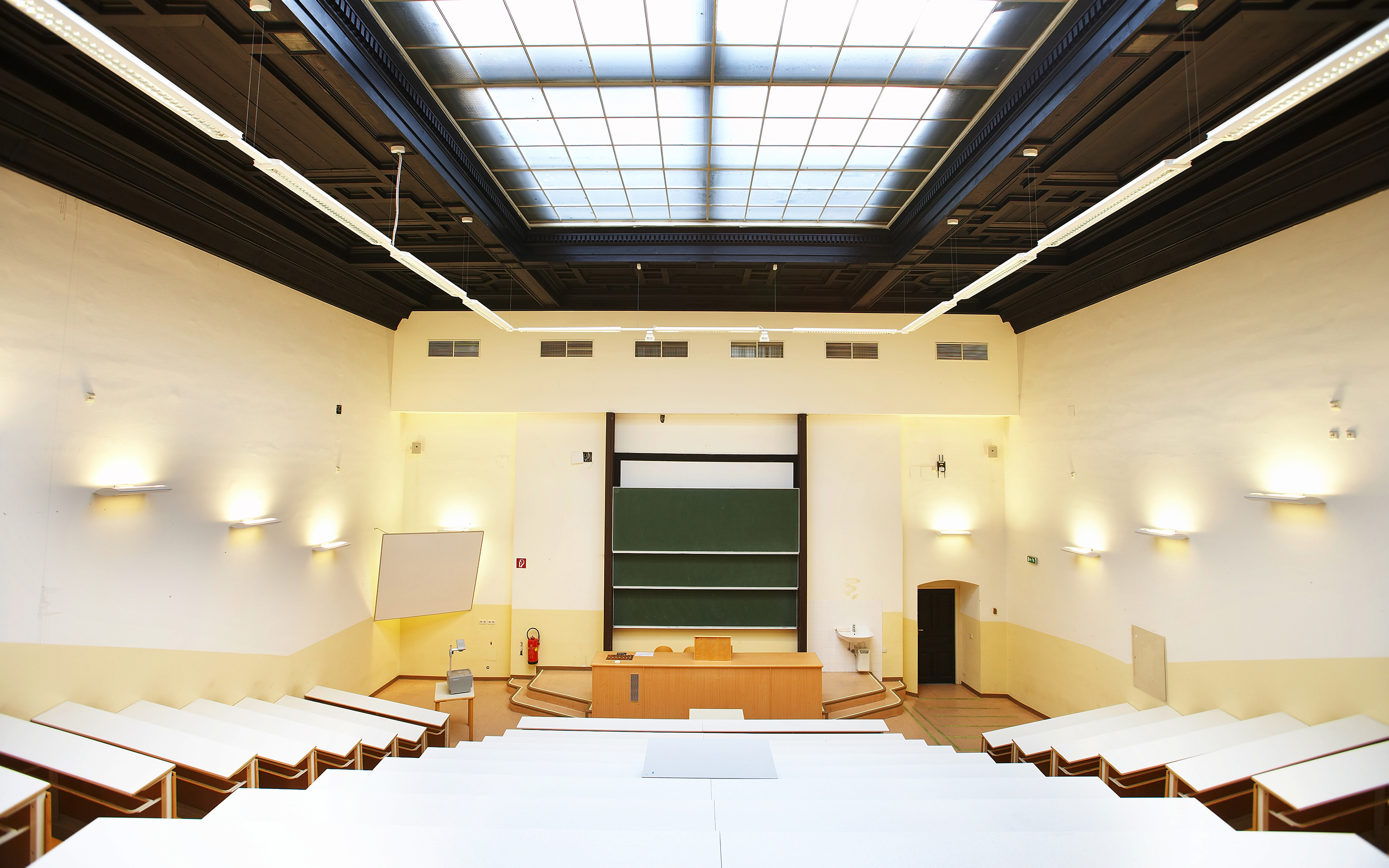 Lecture hall. Венский университет. WIUT lecture Hall. University lecture Room.